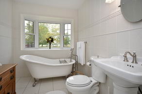 Main Bathroom - Country homes for sale and luxury real estate including horse farms and property in the Caledon and King City areas near Toronto